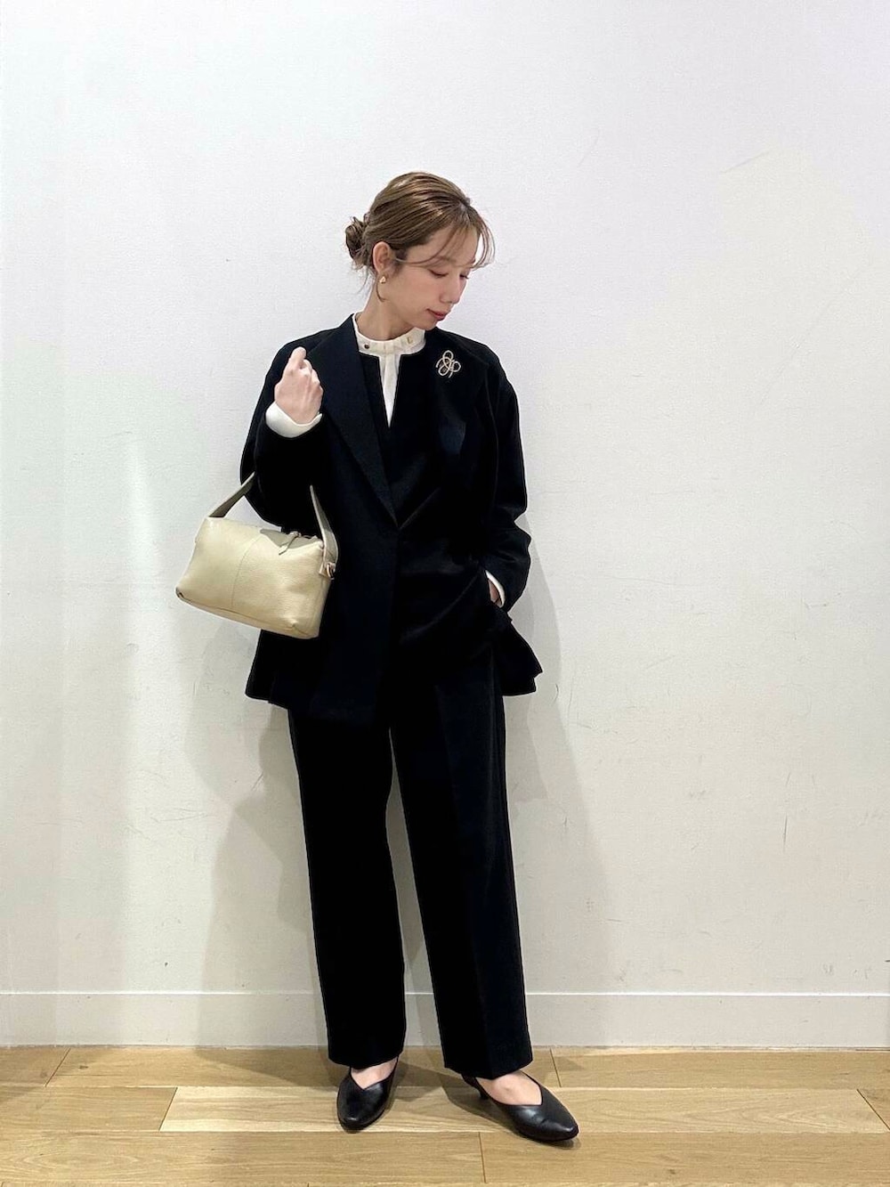 ホワイト系のショルダーバッグ、ブラック系のベスト、ホワイト系のシャツ/ブラウスを着用したレディースの冬コーディネートの7枚目の写真