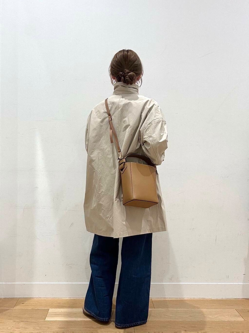 グレー系のパンプス、グレー系のその他アウター、ブルー系のシャツ/ブラウスを着用したレディースの春コーディネートの5枚目の写真