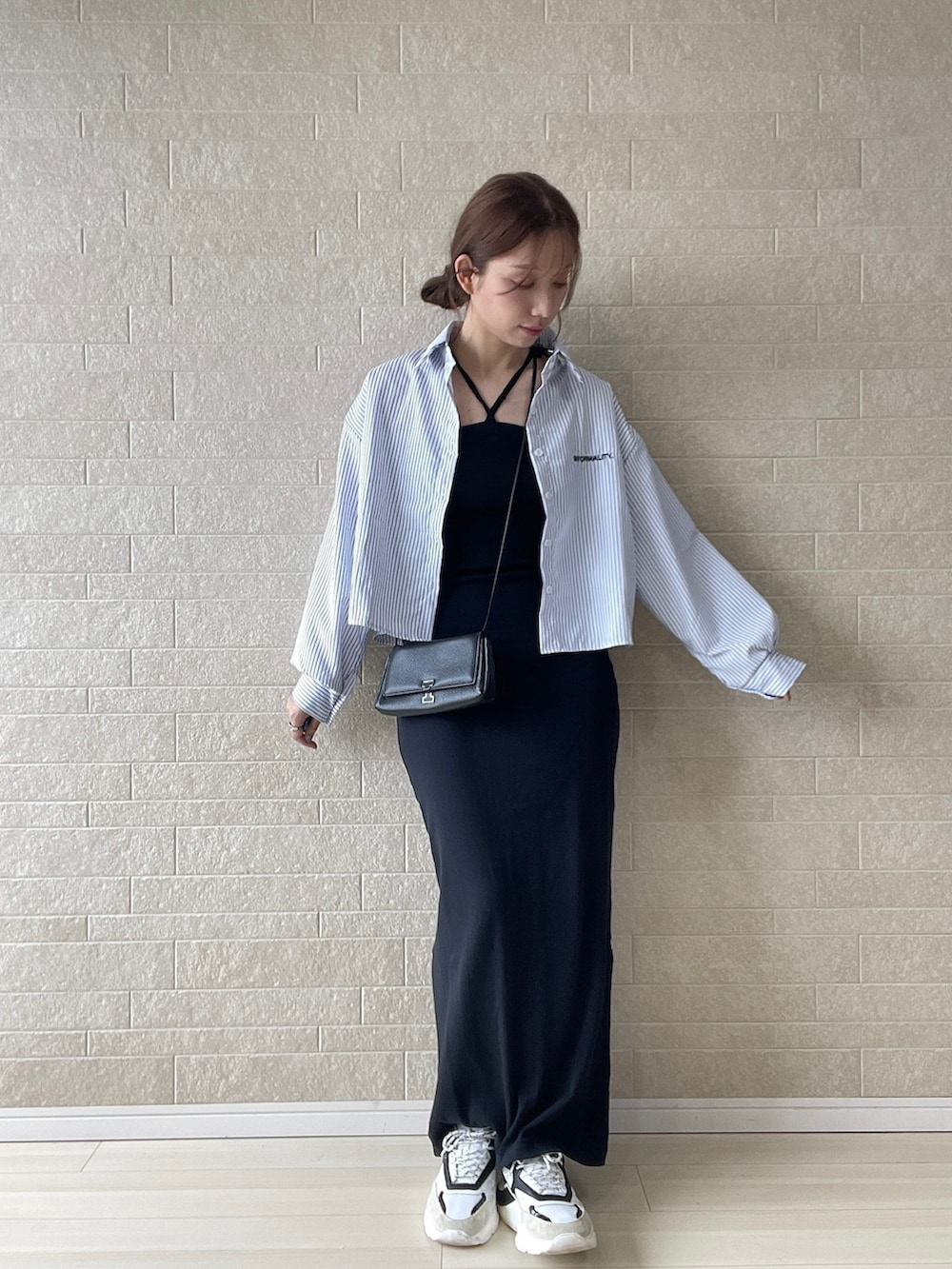 ブルー系のシャツ/ブラウス、ホワイト系のスニーカー、ブラック系のワンピースを着用したレディースの夏コーディネートの2枚目の写真