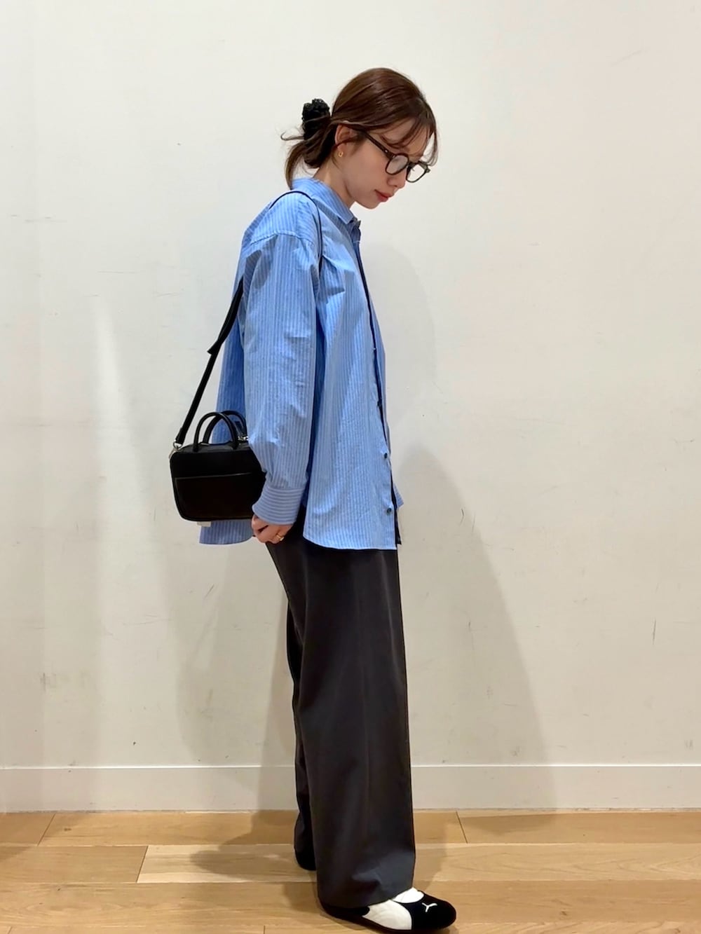 ブルー系のその他アウター、ホワイト系のタンクトップ、ブルー系のシャツ/ブラウスを着用したレディースの春コーディネートの4枚目の写真