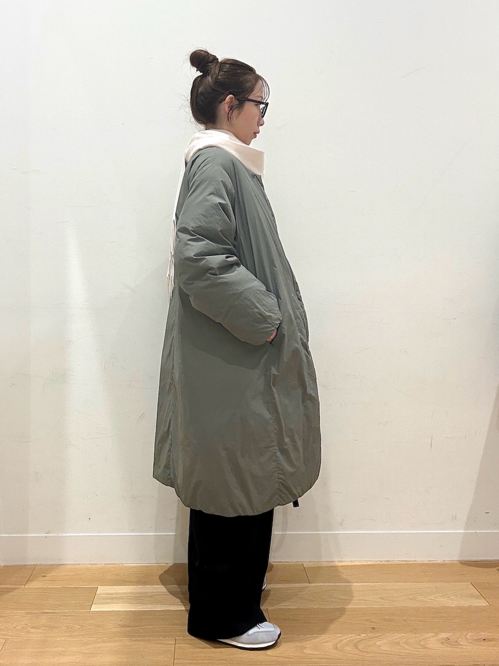 グリーン系のその他アウター、ブラック系のショルダーバッグ、ブラック系のその他パンツを着用したレディースの冬コーディネートの3枚目の写真