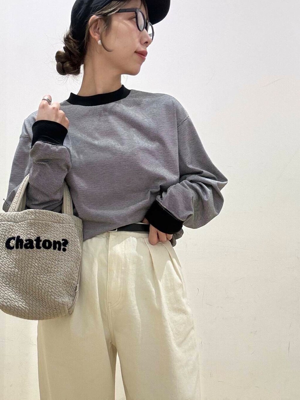 グレー系のカーディガン/ボレロ、ホワイト系のデニムパンツ、グレー系のトートバッグを着用したレディースの冬コーディネートの6枚目の写真