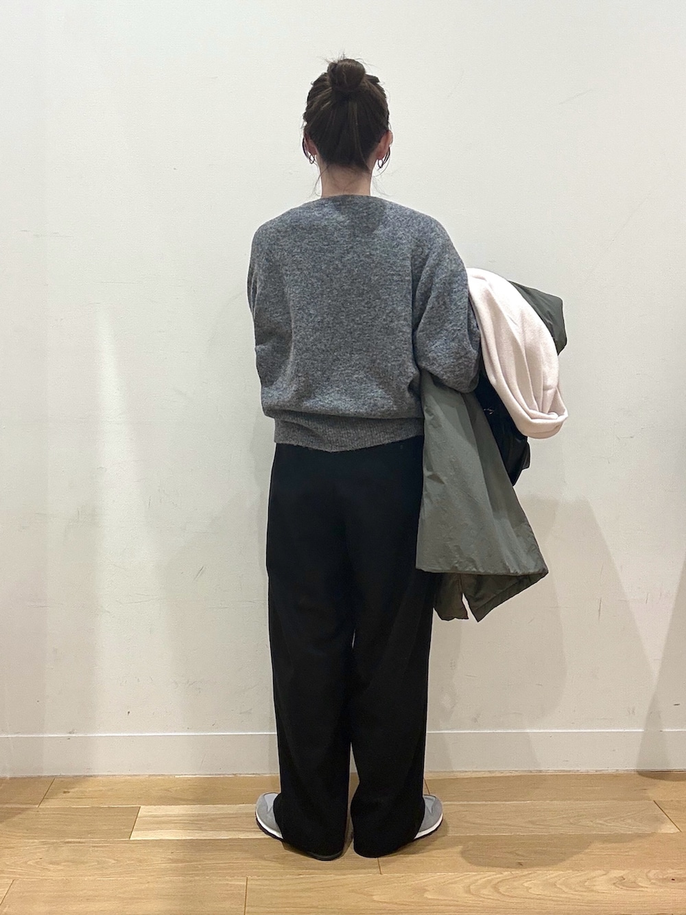 グリーン系のその他アウター、ブラック系のショルダーバッグ、ブラック系のその他パンツを着用したレディースの冬コーディネートの6枚目の写真