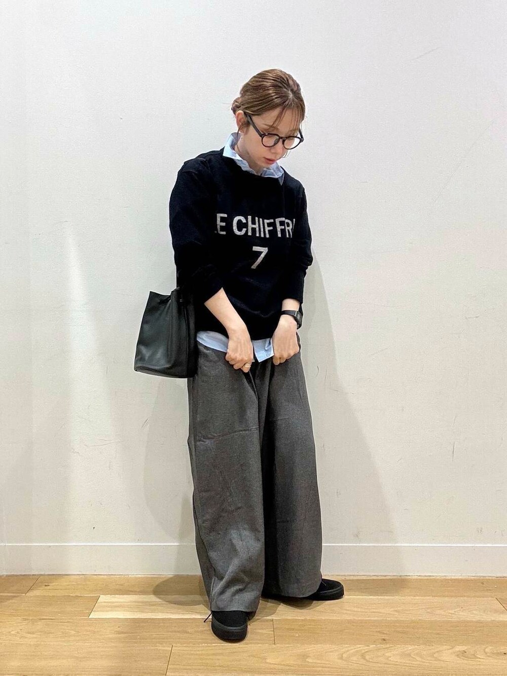 ブラック系のショルダーバッグ、ブルー系のシャツ/ブラウス、グレー系のその他パンツを着用したレディースの秋コーディネートの2枚目の写真