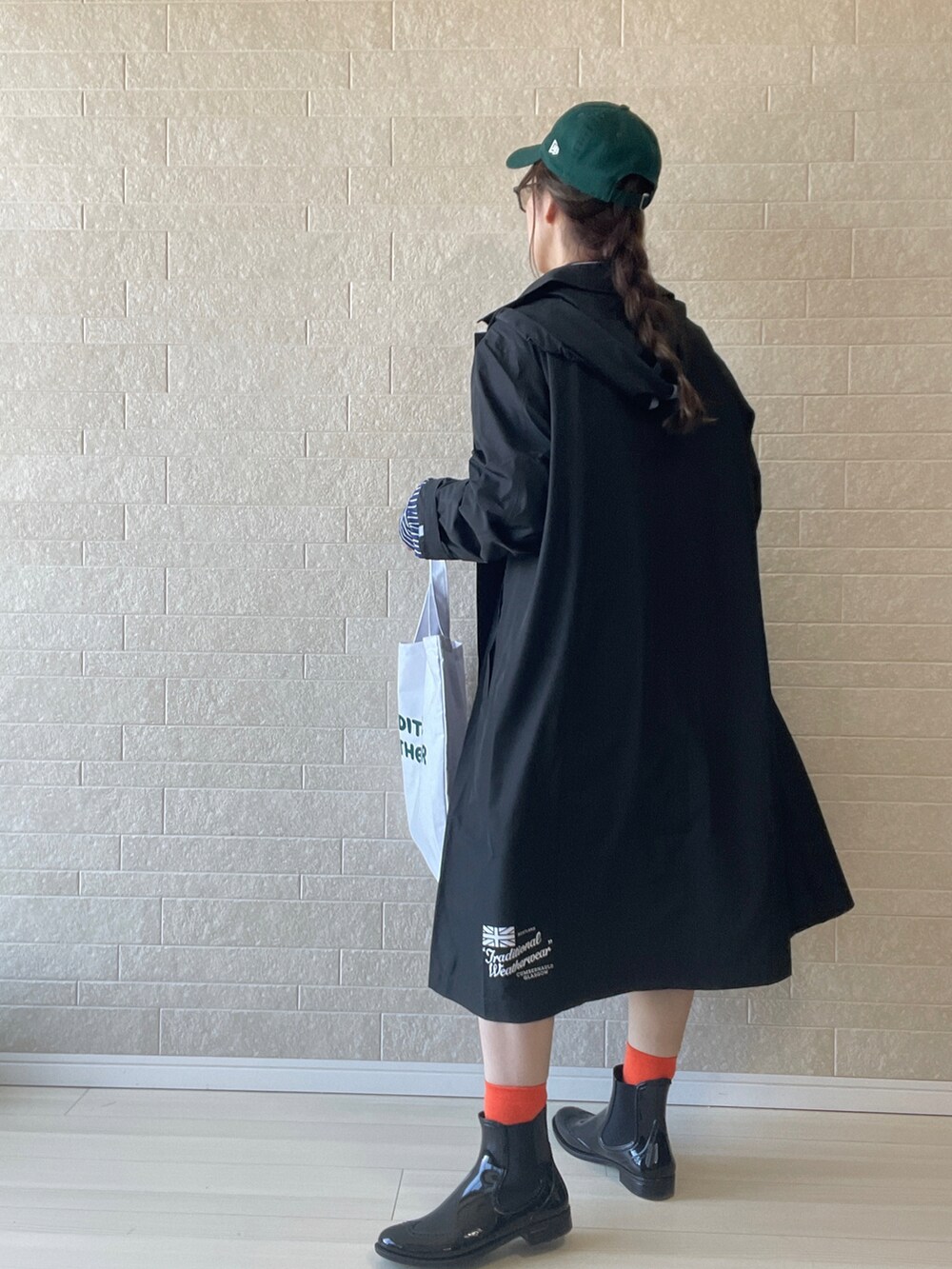 ホワイト系のトートバッグ、ブラック系のレインシューズ、ブルー系のシャツ/ブラウスを着用したレディースの春コーディネートの5枚目の写真