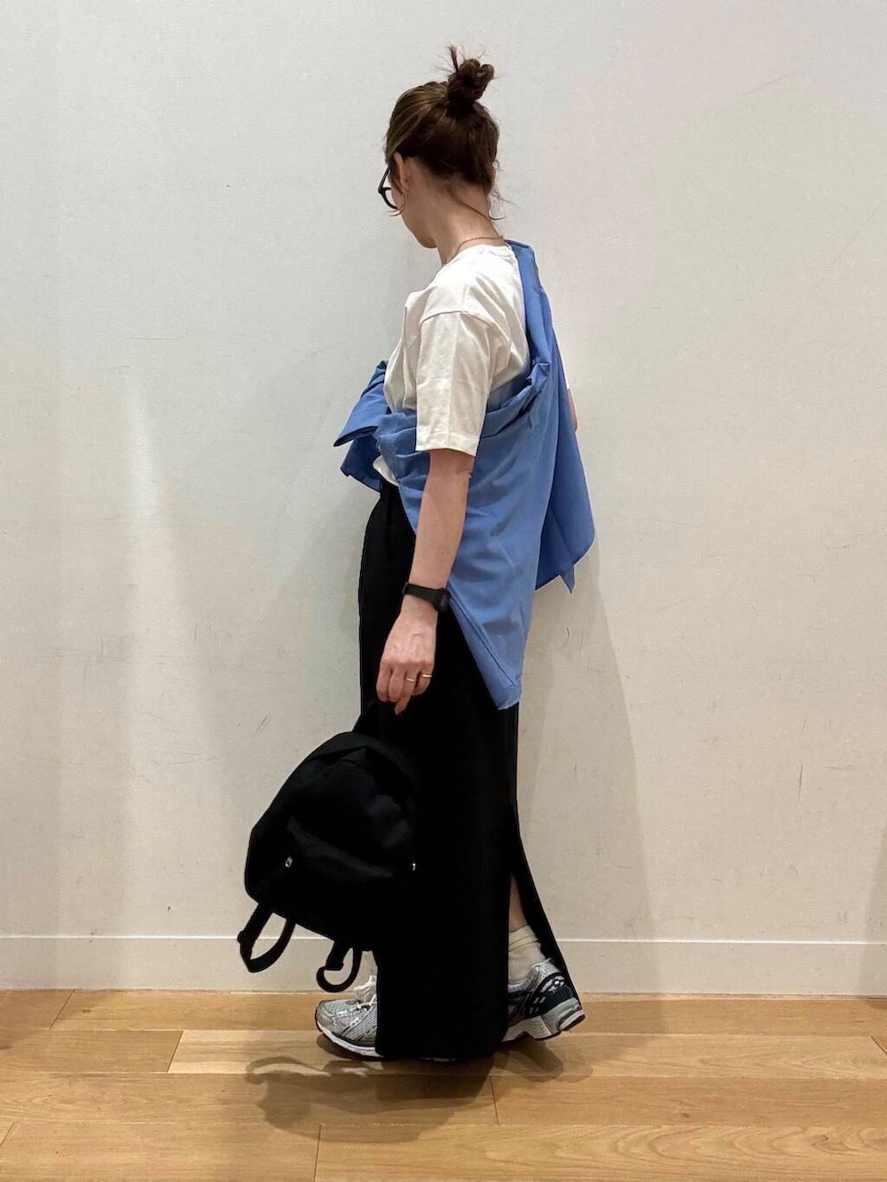 グレー系のその他アウター、ブルー系のシャツ/ブラウス、ブラック系のバックパック/リュックを着用したレディースの春コーディネートの2枚目の写真