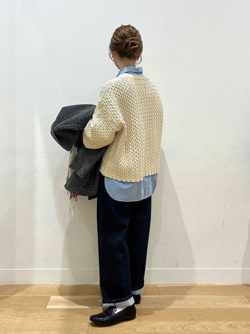 ブルー系のデニムパンツ、ブラック系のローファー、グレー系のその他アウターを着用したレディースの冬コーディネートの5枚目の写真