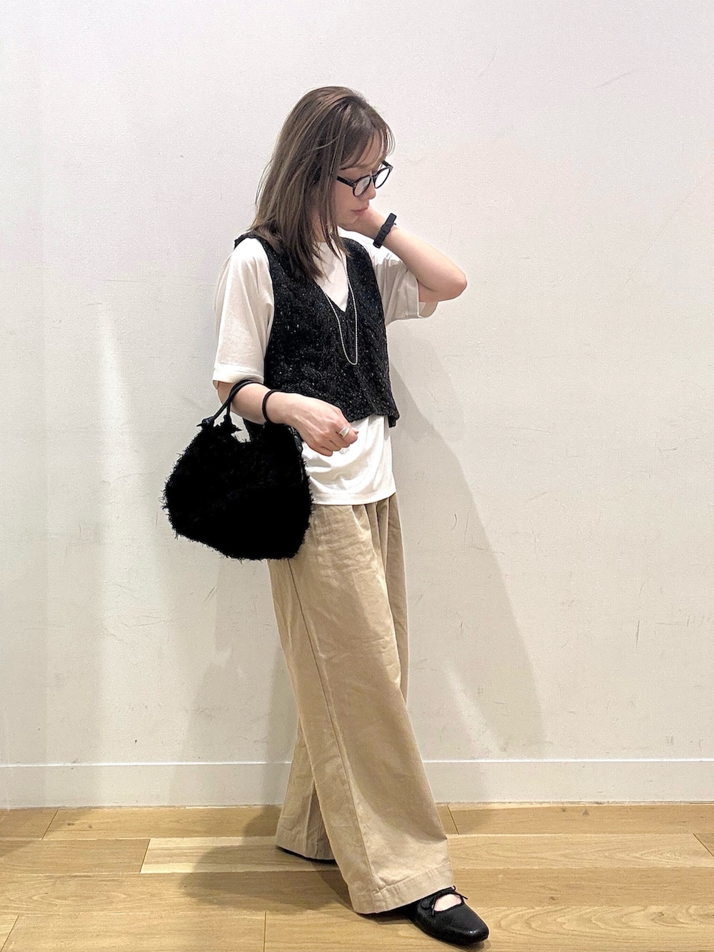 ベージュ系のその他パンツ、ホワイト系のTシャツ/カットソー、グレー系のニット/セーターを着用したレディースの夏コーディネートの2枚目の写真