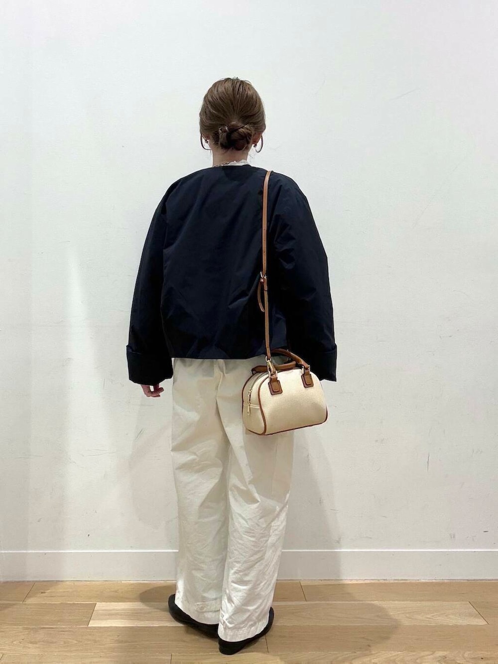 ホワイト系のシャツ/ブラウス、ホワイト系のその他パンツ、ブラック系のローファーを着用したレディースの冬コーディネートの5枚目の写真