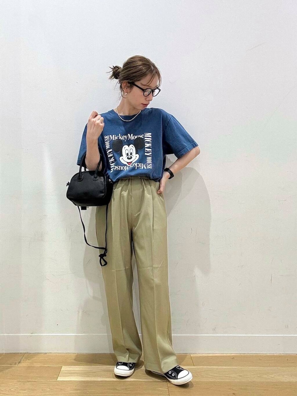 ブラック系のスニーカー、ベージュ系のその他パンツ、ブルー系のTシャツ/カットソーを着用したレディースの夏コーディネートの5枚目の写真