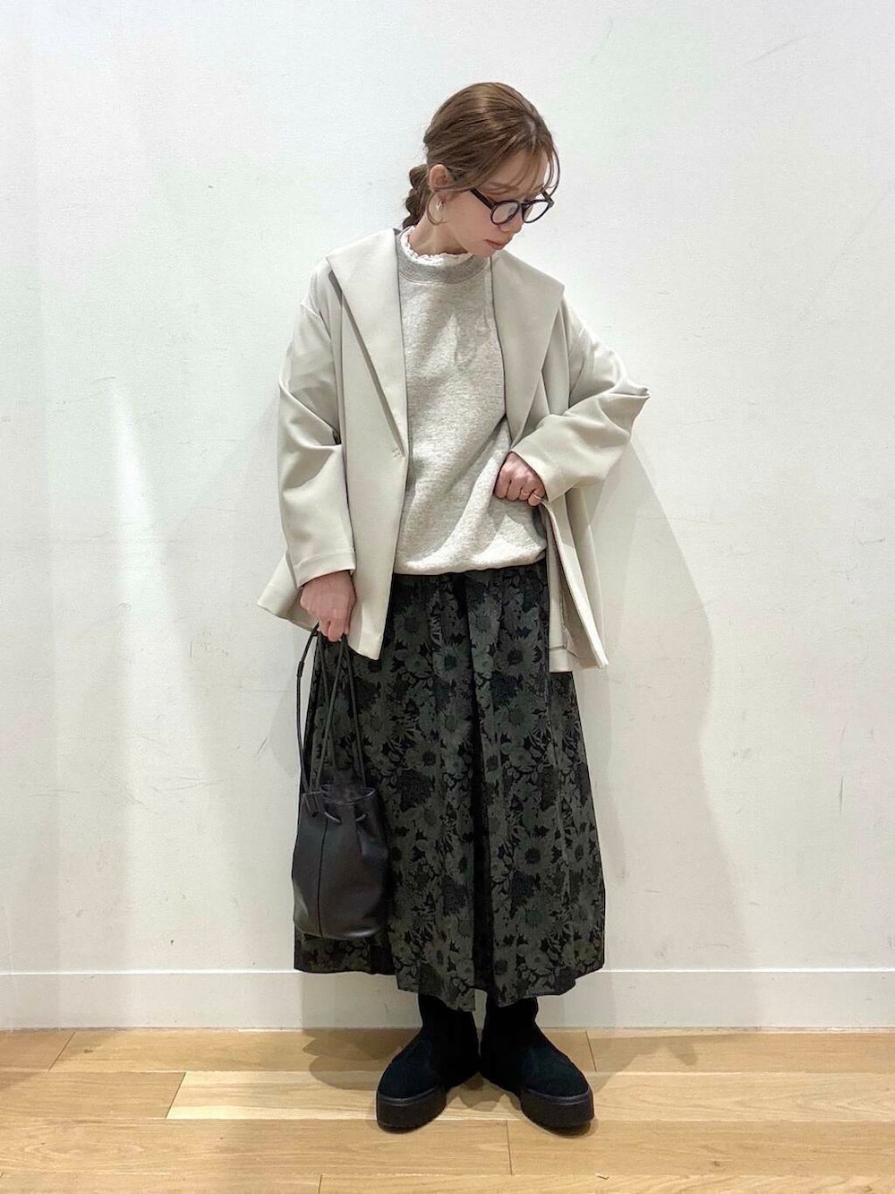 ブラック系のブーツ、ホワイト系のシャツ/ブラウス、グレー系のショルダーバッグを着用したレディースの冬コーディネートの4枚目の写真