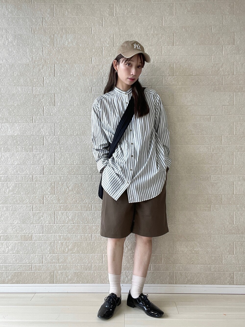 ブラウン系のシャツ/ブラウス、ブラウン系のその他パンツ、ブラック系のショルダーバッグを着用したレディースの夏コーディネートの5枚目の写真