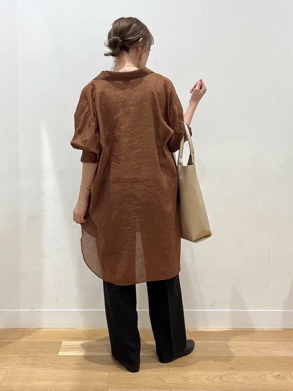 「スラックス、トートバッグ、オフィスコーデ、doors、シアートップス、骨格ナチュラル、ナチュラル×イエベ春、即戦力シャツコーデ、過ごしやすい、トレンドシャツ」｜「URBAN RESEARCH DOORSのVカットパンプス（パンプス、ブラック系）」を使った、えばみ。さん（レディース・160cm）の春コーディネートの3枚目の写真