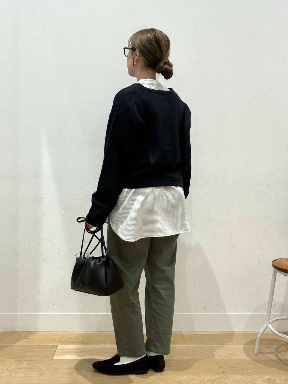 ブルー系のその他アウター、グリーン系のその他パンツ、その他のシャツ/ブラウスを着用したレディースの冬コーディネートの6枚目の写真