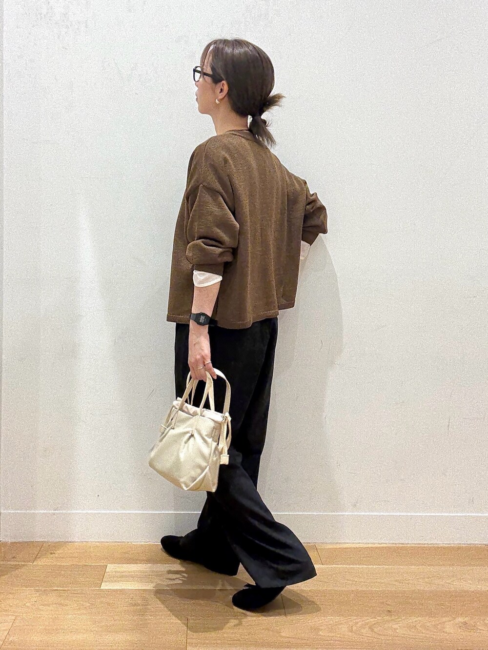 ブラウン系のカーディガン/ボレロ、ホワイト系のシャツ/ブラウス、ブラック系のワンピースを着用したレディースの秋コーディネートの3枚目の写真