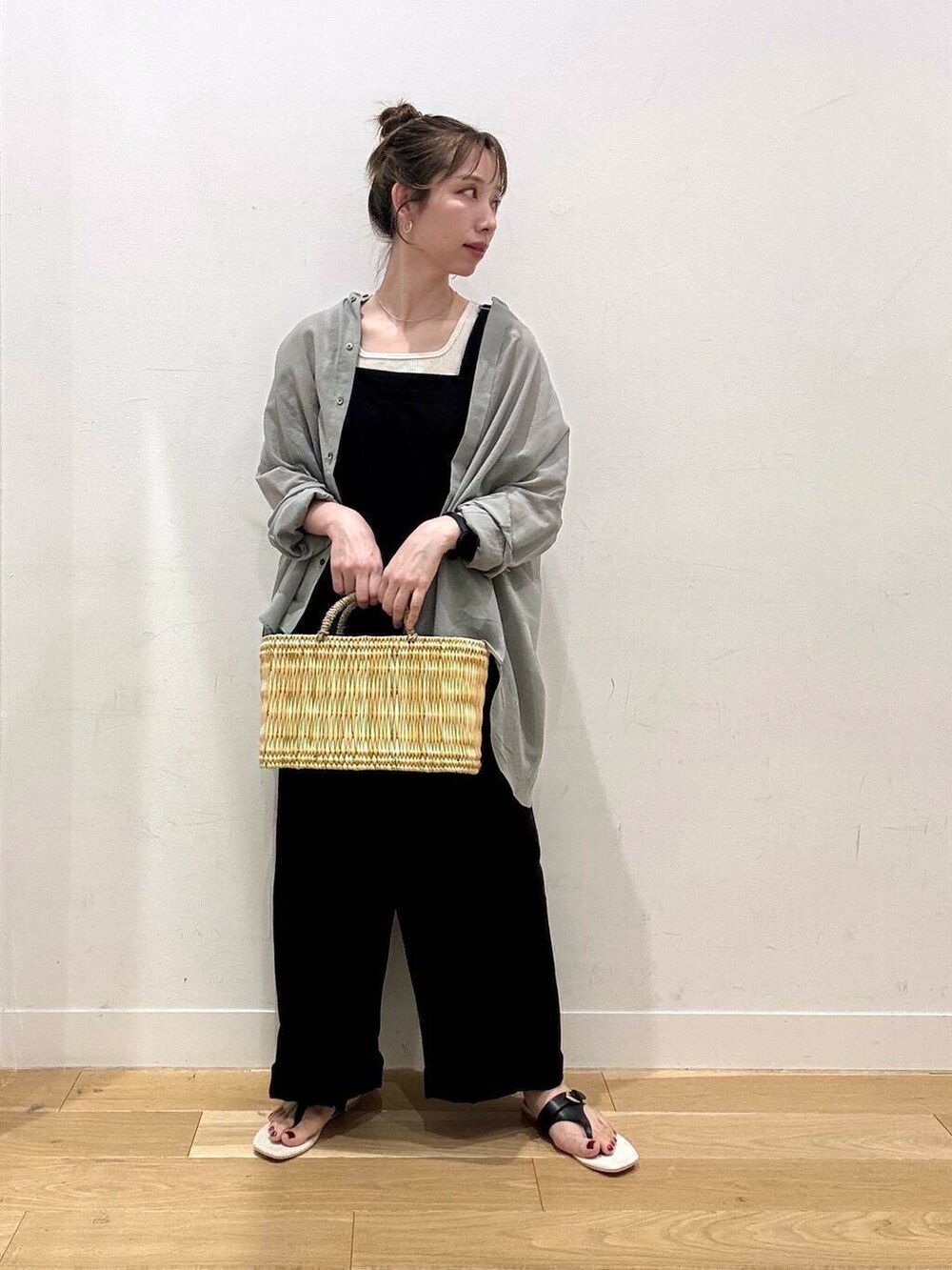 ブラック系のサンダル、ホワイト系のタンクトップ、グリーン系のシャツ/ブラウスを着用したレディースの夏コーディネートの7枚目の写真