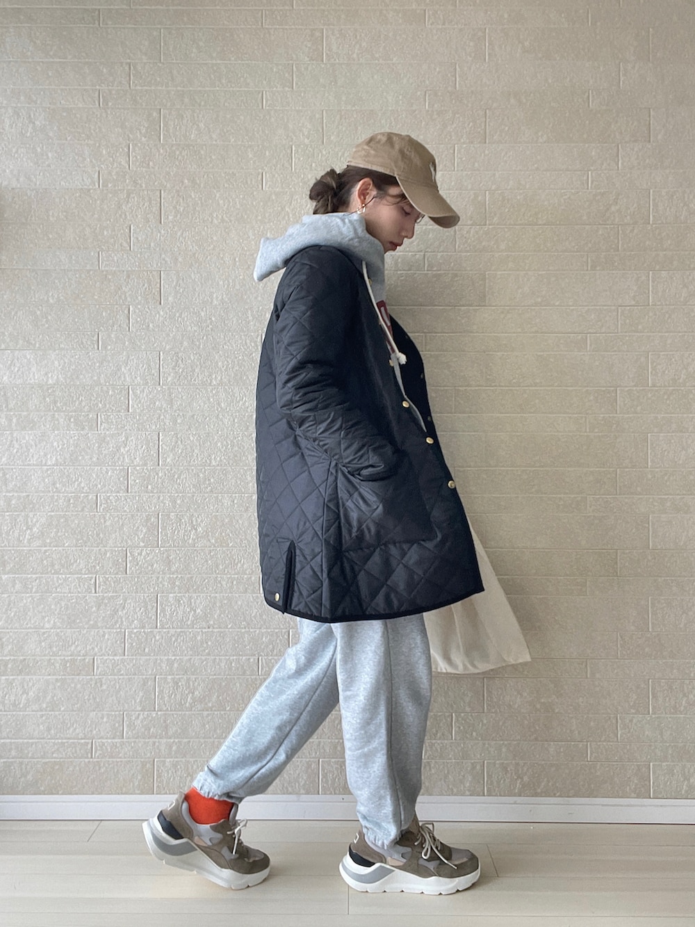 ブラック系のその他アウター、ベージュ系のスニーカー、グレー系のスウェットパンツを着用したレディースの冬コーディネートの4枚目の写真