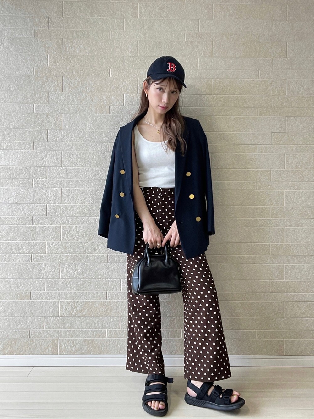 ブラウン系のその他パンツ、ブラック系のサンダル、ブルー系のテーラードジャケットを着用したレディースの夏コーディネートの5枚目の写真