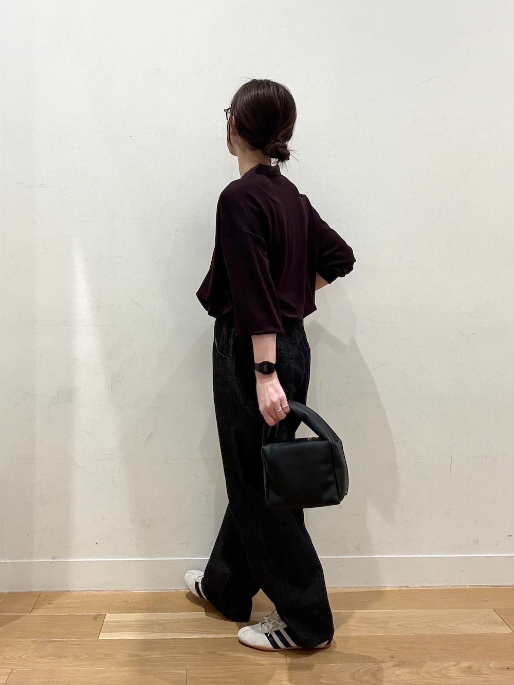 ブラウン系のシャツ/ブラウス、ブラック系のハンドバッグ、ベージュ系のその他アウターを着用したレディースの冬コーディネートの4枚目の写真