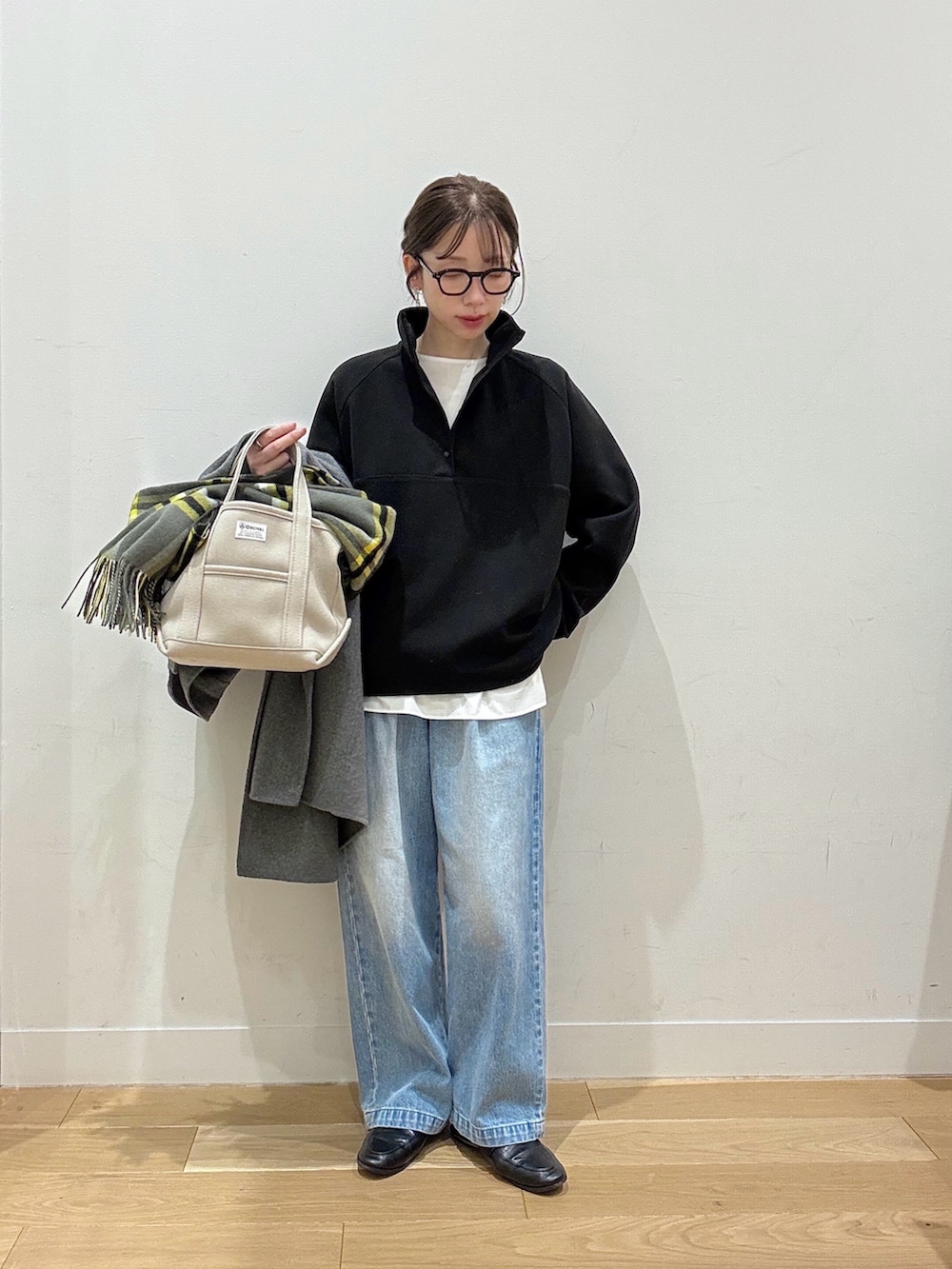 ホワイト系のシャツ/ブラウス、ブルー系のデニムパンツ、ベージュ系のトートバッグを着用したレディースの冬コーディネートの5枚目の写真