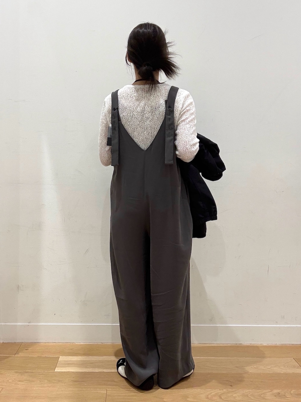 ブラック系のブルゾン、ブラック系のボストンバッグ、グレー系のサロペット/オーバーオールを着用したレディースの春コーディネートの4枚目の写真