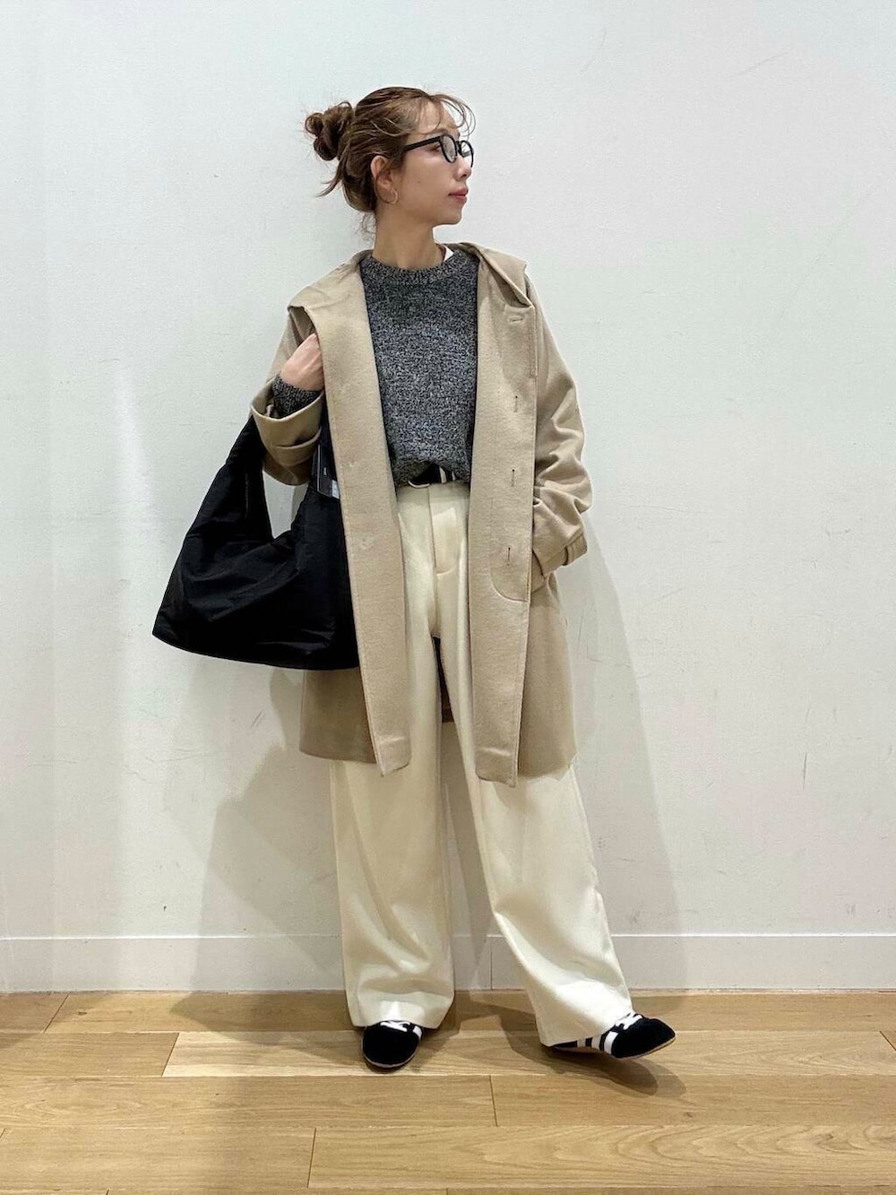 ホワイト系のその他パンツ、ブラック系のトートバッグ、グレー系のニット/セーターを着用したレディースの冬コーディネートの4枚目の写真