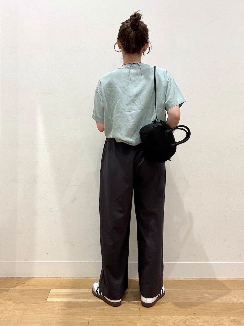 「ワイドパンツ、スラックス、Tシャツ、スニーカーコーデ、タックパンツ、doors、メガネ女子、骨格ナチュラル、大人スニーカー、ナチュラル×イエベ春、スタッフのこれ買いました」｜「adidasのadidas　SAMBA OG（スニーカー、ホワイト系）」を使った、えばみ。さん（レディース・160cm）の春コーディネートの4枚目の写真