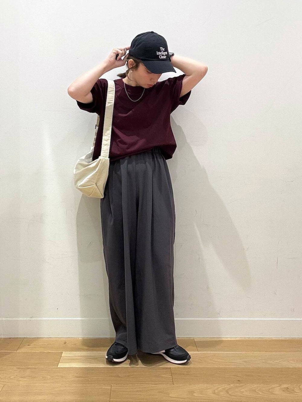 ホワイト系のショルダーバッグ、ブラック系のスニーカー、グレー系のその他パンツを着用したレディースの夏コーディネートの3枚目の写真