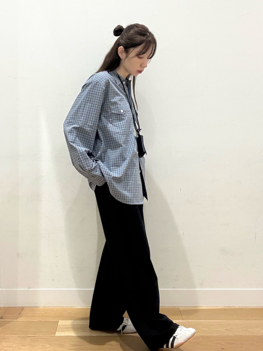 ブラウン系のTシャツ/カットソー、ブルー系のシャツ/ブラウス、ブラック系のその他パンツを着用したレディースの夏コーディネートの4枚目の写真