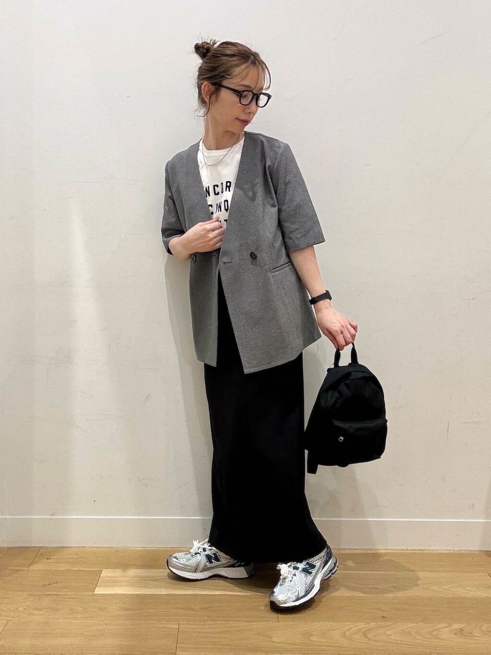 グレー系のその他アウター、ブルー系のシャツ/ブラウス、ブラック系のバックパック/リュックを着用したレディースの春コーディネートの8枚目の写真