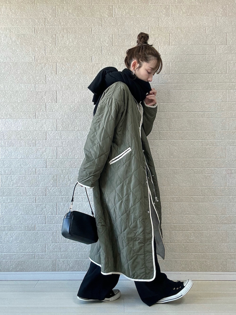 グリーン系のその他アウター、ホワイト系のTシャツ/カットソー、ブラック系のショルダーバッグを着用したレディースの冬コーディネートの2枚目の写真