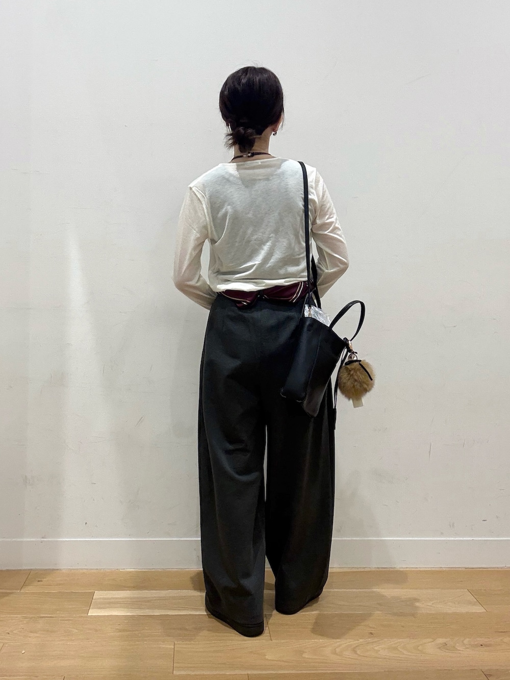 ホワイト系のTシャツ/カットソー、ブラック系のタンクトップ、グレー系のその他パンツを着用したレディースの秋コーディネートの3枚目の写真