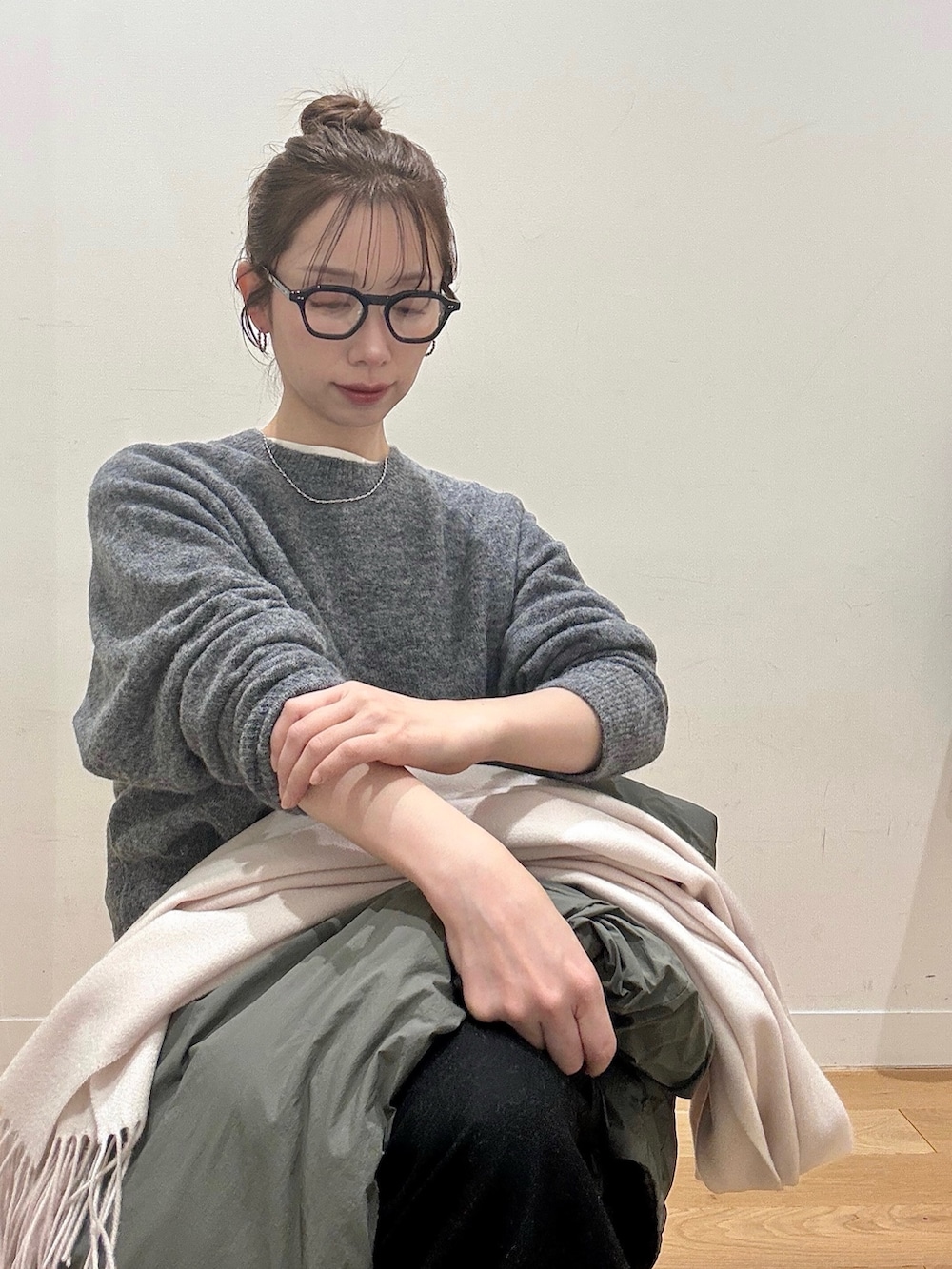 グリーン系のその他アウター、ブラック系のショルダーバッグ、ブラック系のその他パンツを着用したレディースの冬コーディネートの7枚目の写真