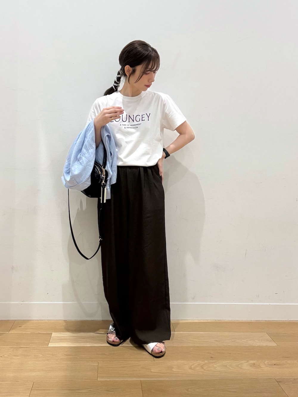 ホワイト系のTシャツ/カットソー、ブラウン系のその他パンツ、ブラック系のショルダーバッグを着用したレディースの夏コーディネートの5枚目の写真