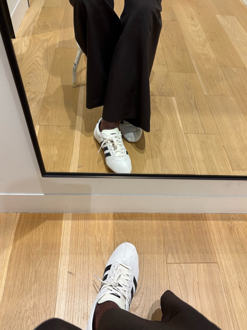 ホワイト系のスニーカー、レッド系のTシャツ/カットソー、ブラウン系のその他パンツを着用したレディースの秋コーディネートの5枚目の写真