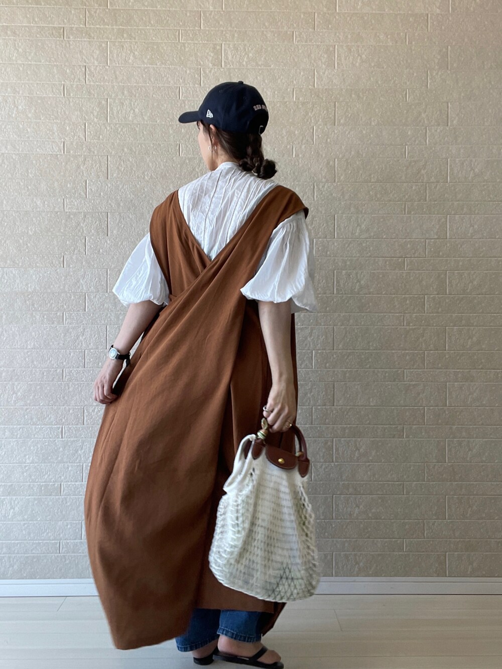 ブラウン系のワンピース、ホワイト系のシャツ/ブラウス、ホワイト系のハンドバッグを着用したレディースの夏コーディネートの5枚目の写真
