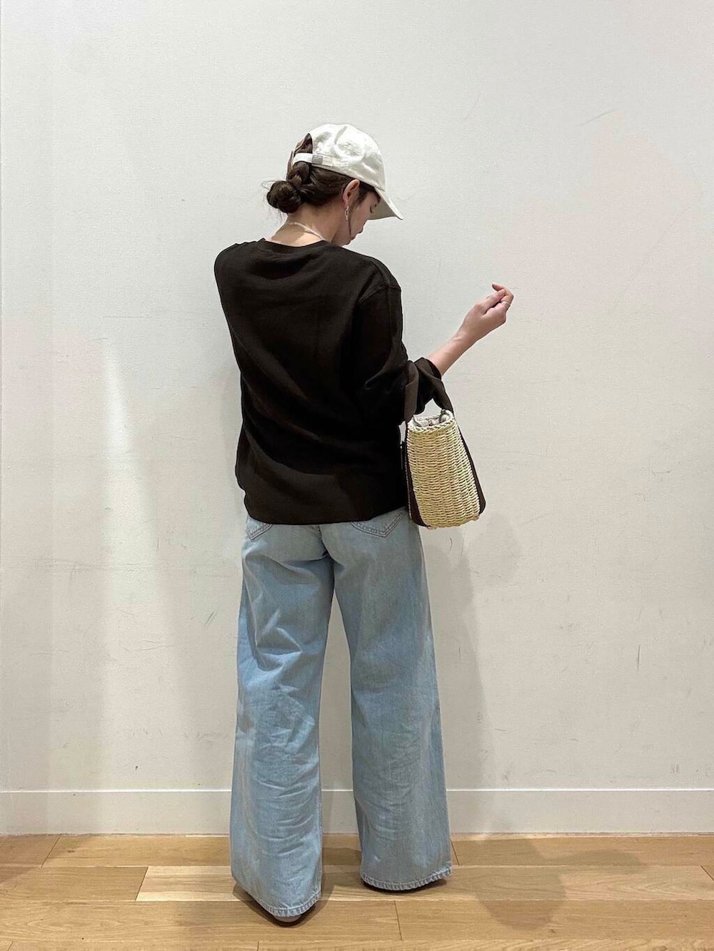 ホワイト系のハンドバッグ、グレー系のパンプス、ブラウン系のTシャツ/カットソーを着用したレディースの春コーディネートの3枚目の写真