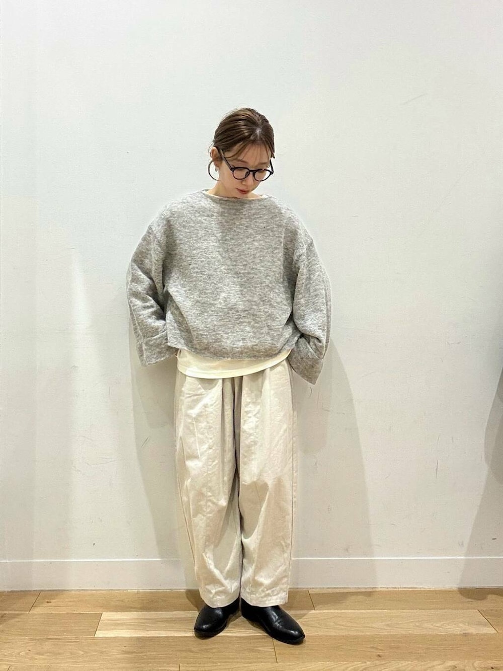 ホワイト系のトートバッグ、ベージュ系のデニムパンツ、ブラック系のブーツを着用したレディースの冬コーディネートの8枚目の写真