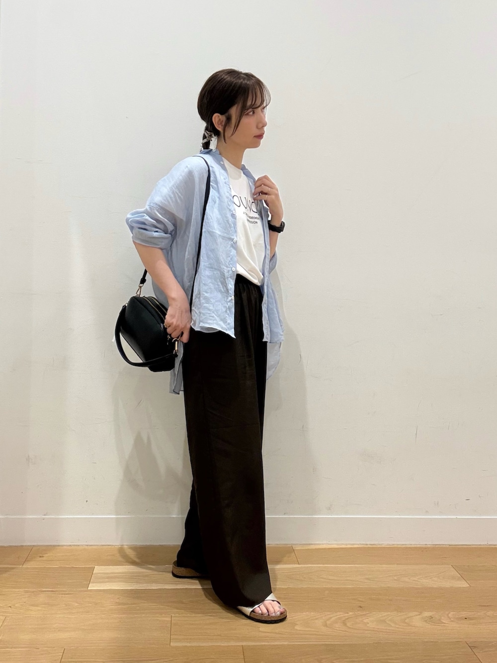 ホワイト系のTシャツ/カットソー、ブラウン系のその他パンツ、ブラック系のショルダーバッグを着用したレディースの夏コーディネートの3枚目の写真