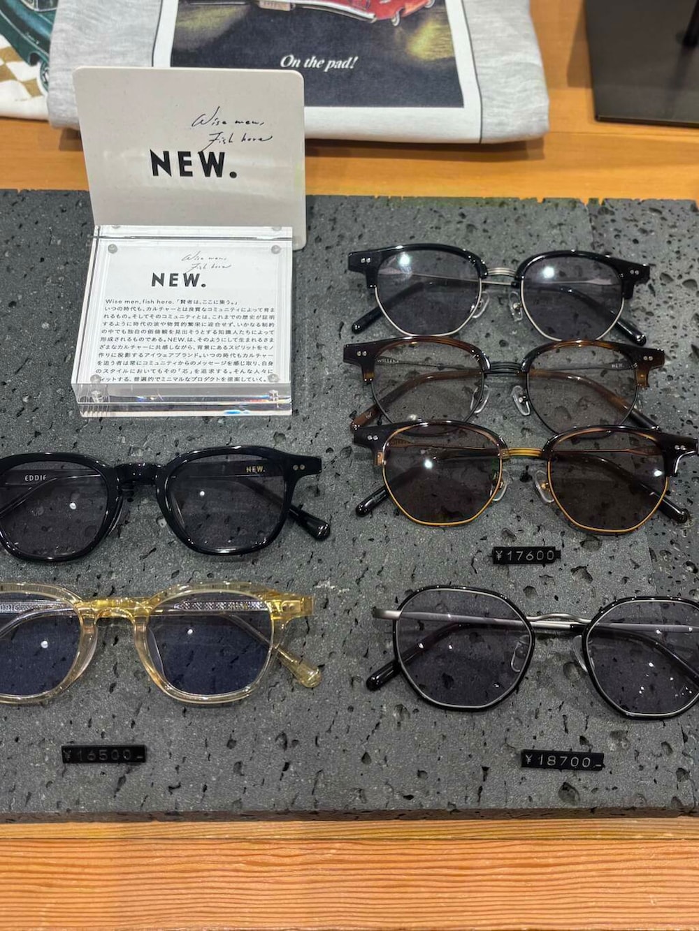 ブルー系のデニムパンツ、ブラック系のショルダーバッグ、グレー系のサンダルを着用したレディースの夏コーディネートの5枚目の写真