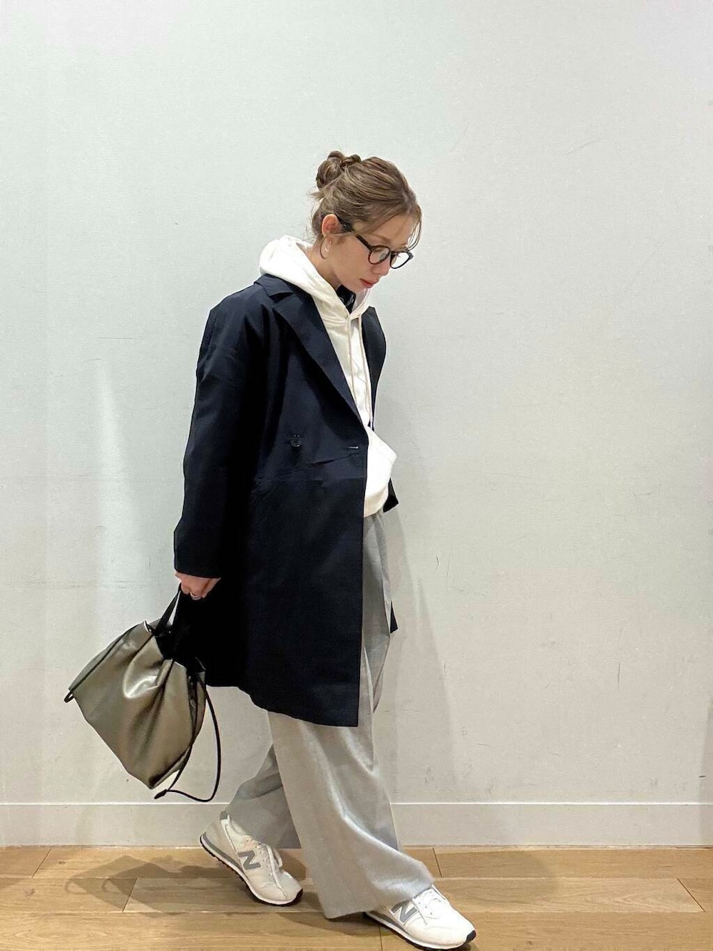 ブルー系のその他アウター、シルバー系のショルダーバッグ、ブルー系のシャツ/ブラウスを着用したレディースの春コーディネートの6枚目の写真