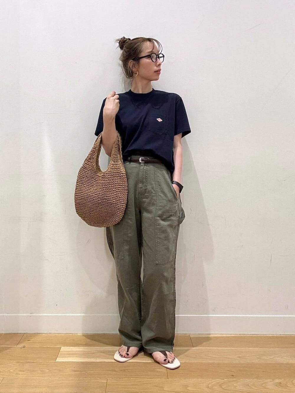 イエロー系のトートバッグ、ブラウン系のサンダル、グリーン系のその他パンツを着用したレディースの春コーディネートの5枚目の写真