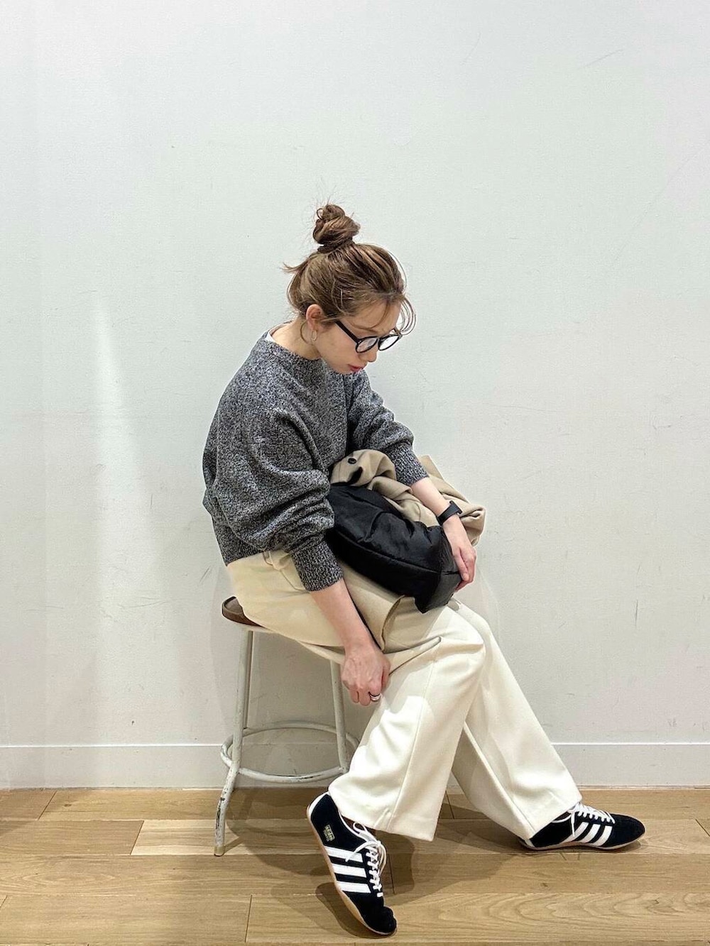 ホワイト系のその他パンツ、ブラック系のトートバッグ、グレー系のニット/セーターを着用したレディースの冬コーディネートの6枚目の写真