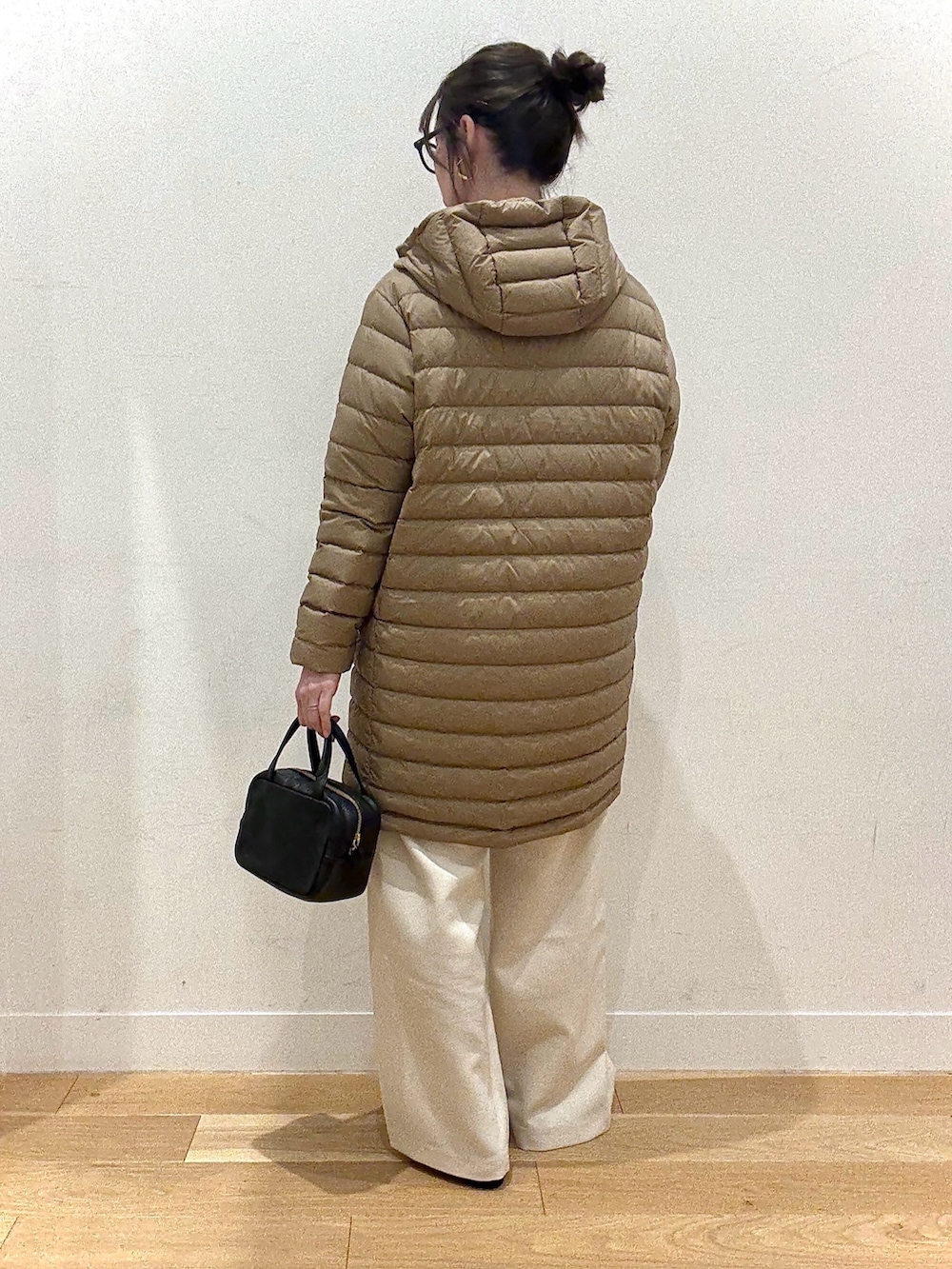 ブラウン系のパンプス、ベージュ系のテーラードジャケット、ブラウン系のニット/セーターを着用したレディースの秋コーディネートの2枚目の写真