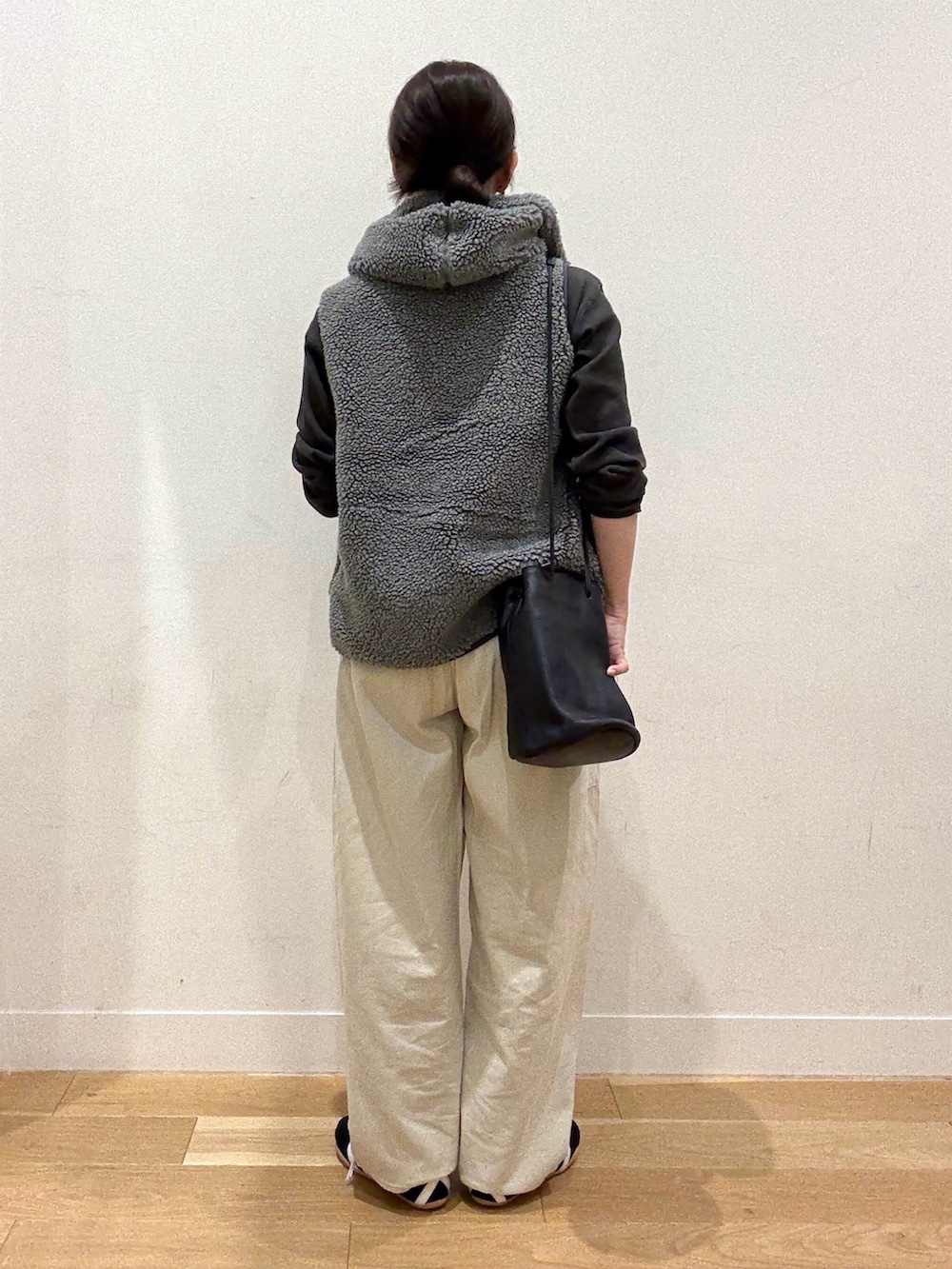 ホワイト系のその他パンツ、グレー系のベスト、ブラック系のショルダーバッグを着用したレディースの秋コーディネートの2枚目の写真