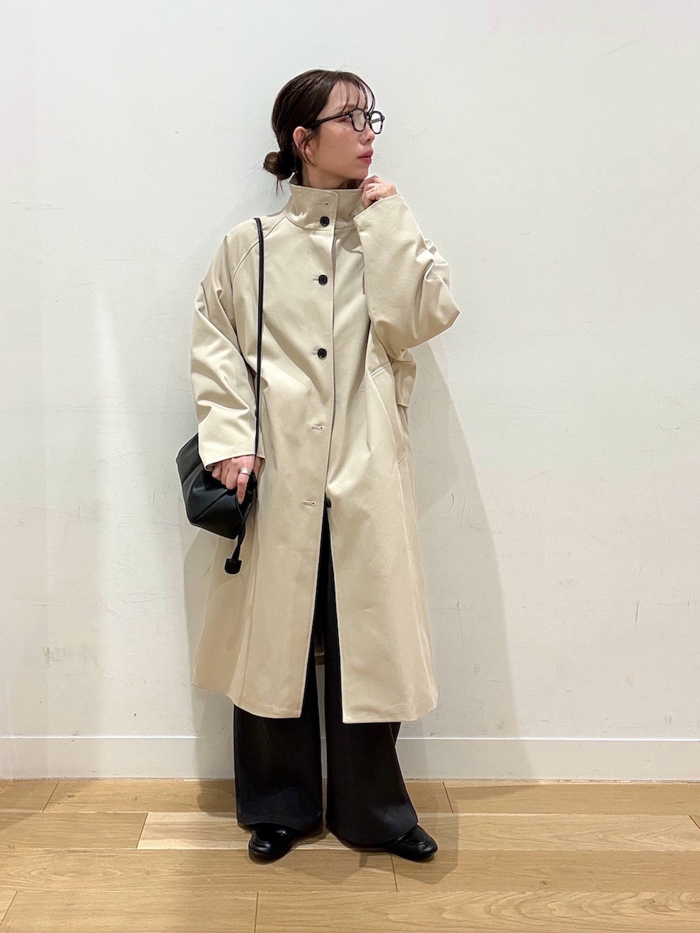 ホワイト系のカーディガン/ボレロ、グレー系のその他パンツ、ブラック系のショルダーバッグを着用したレディースの冬コーディネートの5枚目の写真