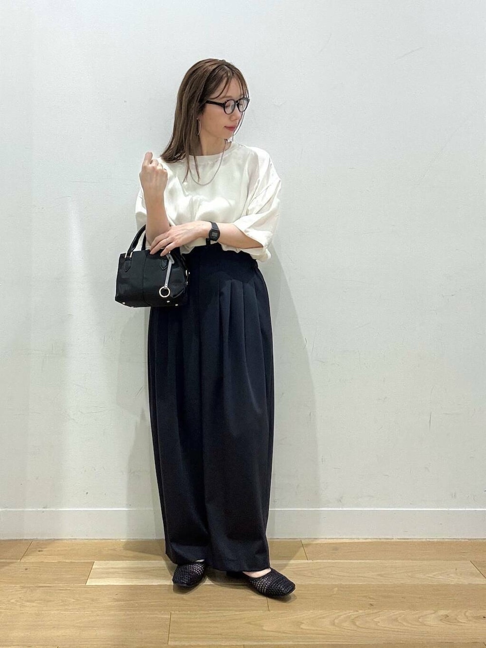 ブラック系のバレエシューズ、ブラック系のショルダーバッグ、ブルー系のその他パンツを着用したレディースの夏コーディネートの5枚目の写真