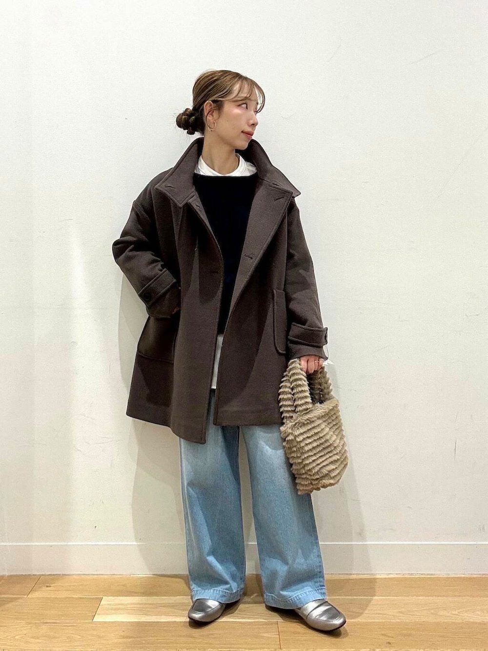 ホワイト系のシャツ/ブラウス、ブラウン系のその他アウター、シルバー系のローファーを着用したレディースの冬コーディネートの9枚目の写真