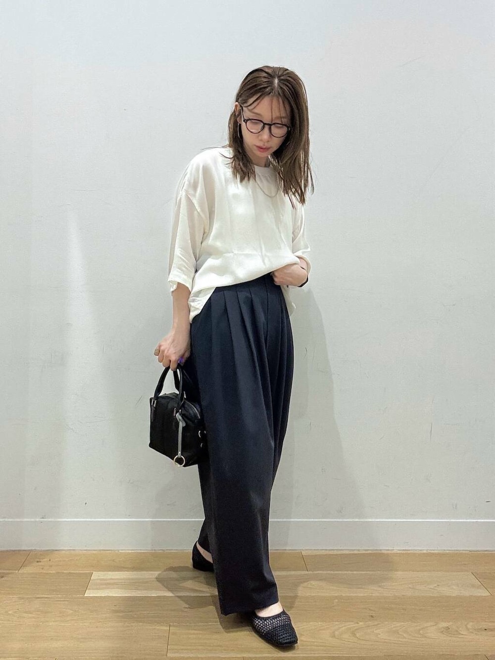 ブラック系のバレエシューズ、ブラック系のショルダーバッグ、ブルー系のその他パンツを着用したレディースの夏コーディネートの6枚目の写真