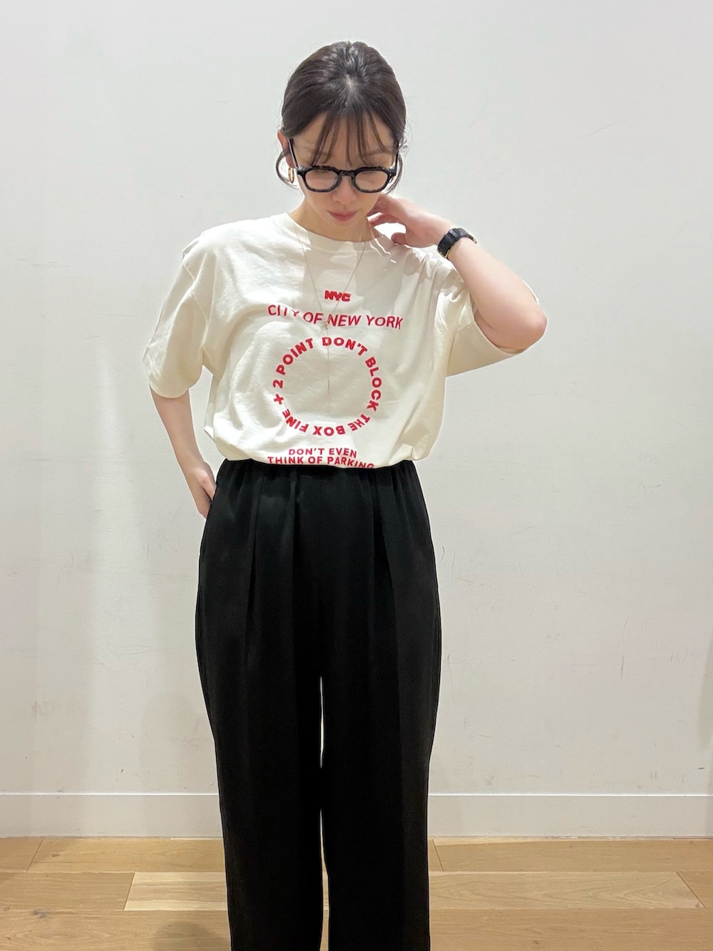 ベージュ系のその他アウター、ブラック系のショルダーバッグ、ホワイト系のTシャツ/カットソーを着用したレディースの春コーディネートの6枚目の写真